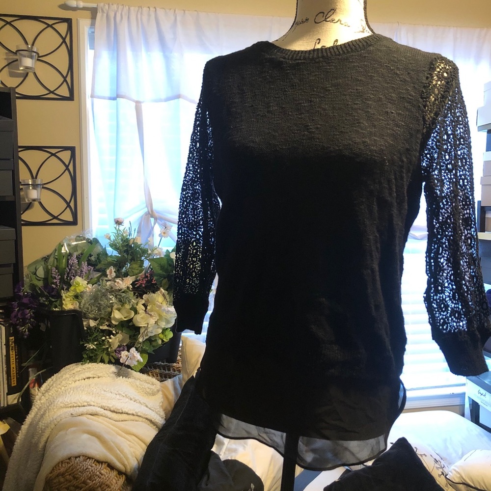 Lucky Brand Sweater, crochet sleeves, Size Med Blk